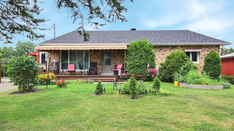 Belle maison avec salle de bain rénovée située aux limites de St
