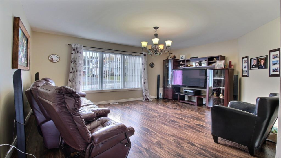 Ravissante demeure au cachet unique avec jolie cour arrière située à