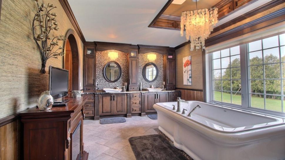 Ravissante demeure au cachet unique avec jolie cour arrière située à