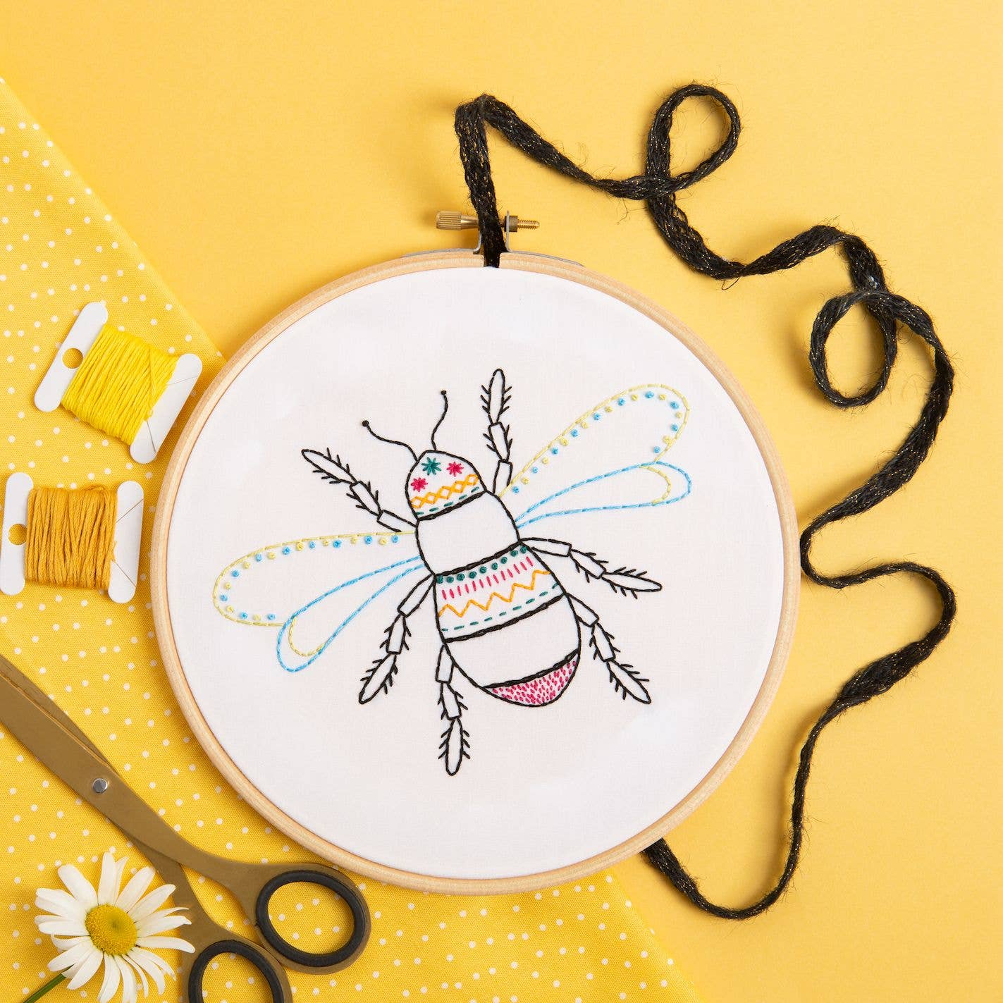 Bee Embroidery Kit Joli Jardin