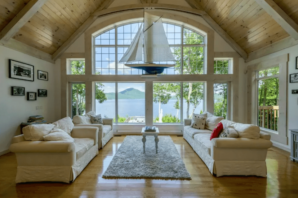 Magnifique villa au plafond cathédrale à louer cet été sur Airbnb à