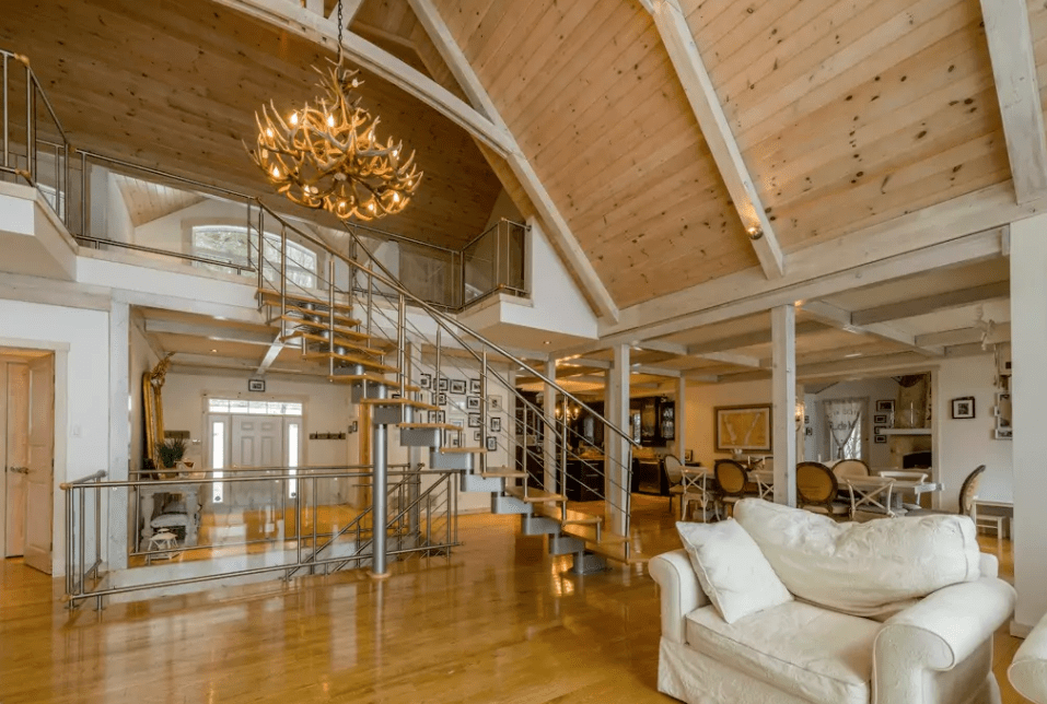 Magnifique villa au plafond cathédrale à louer cet été sur Airbnb à