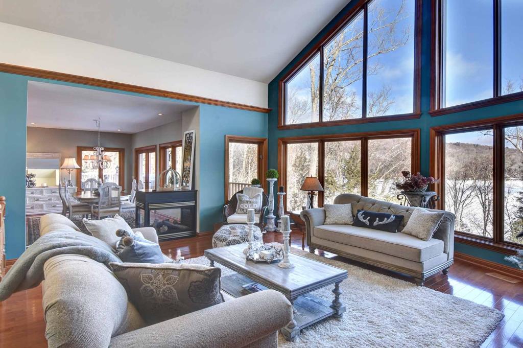 Superbe maison en vente aux abords du Lac Mercier à MontTremblant