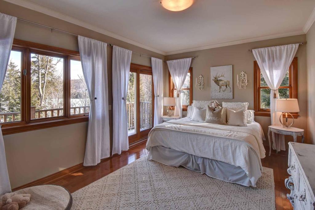 Superbe maison en vente aux abords du Lac Mercier à MontTremblant