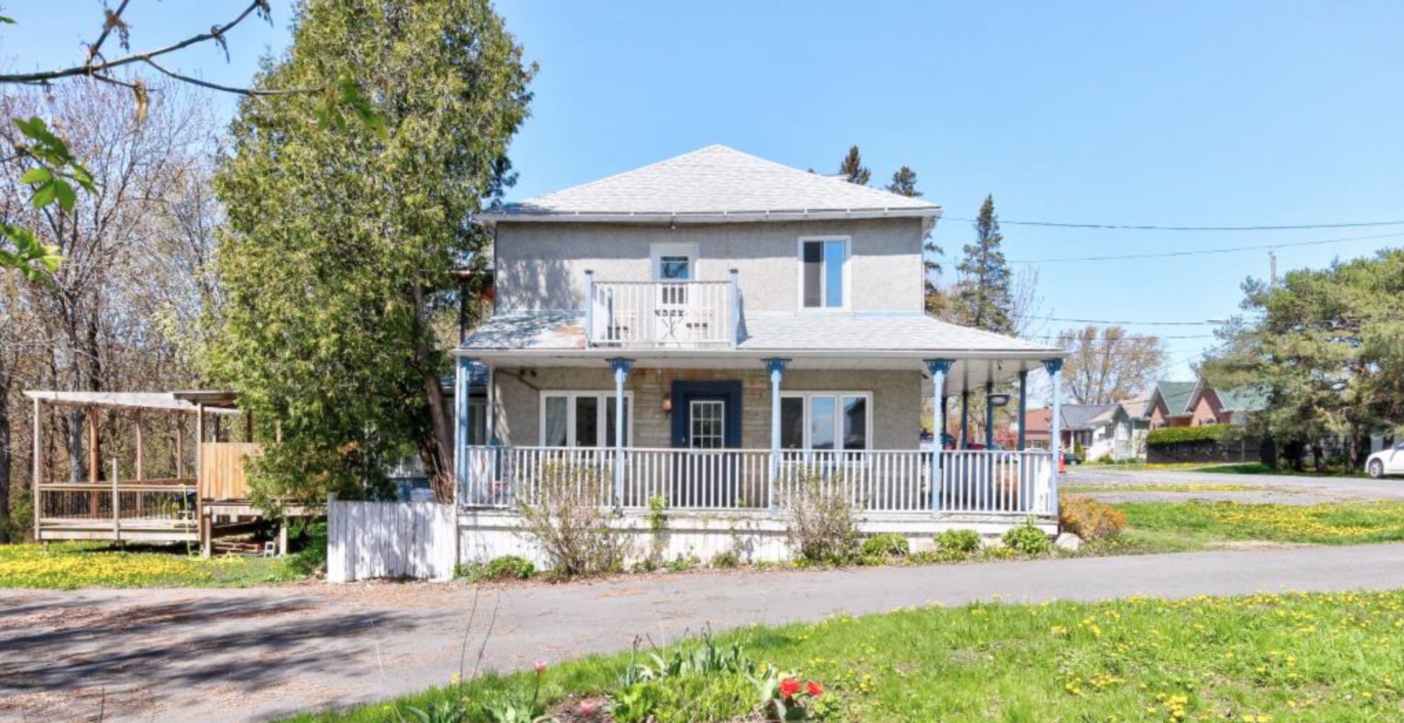 Chaleureuse maison située à l'entrée de l'île Demers sur le bord d'un