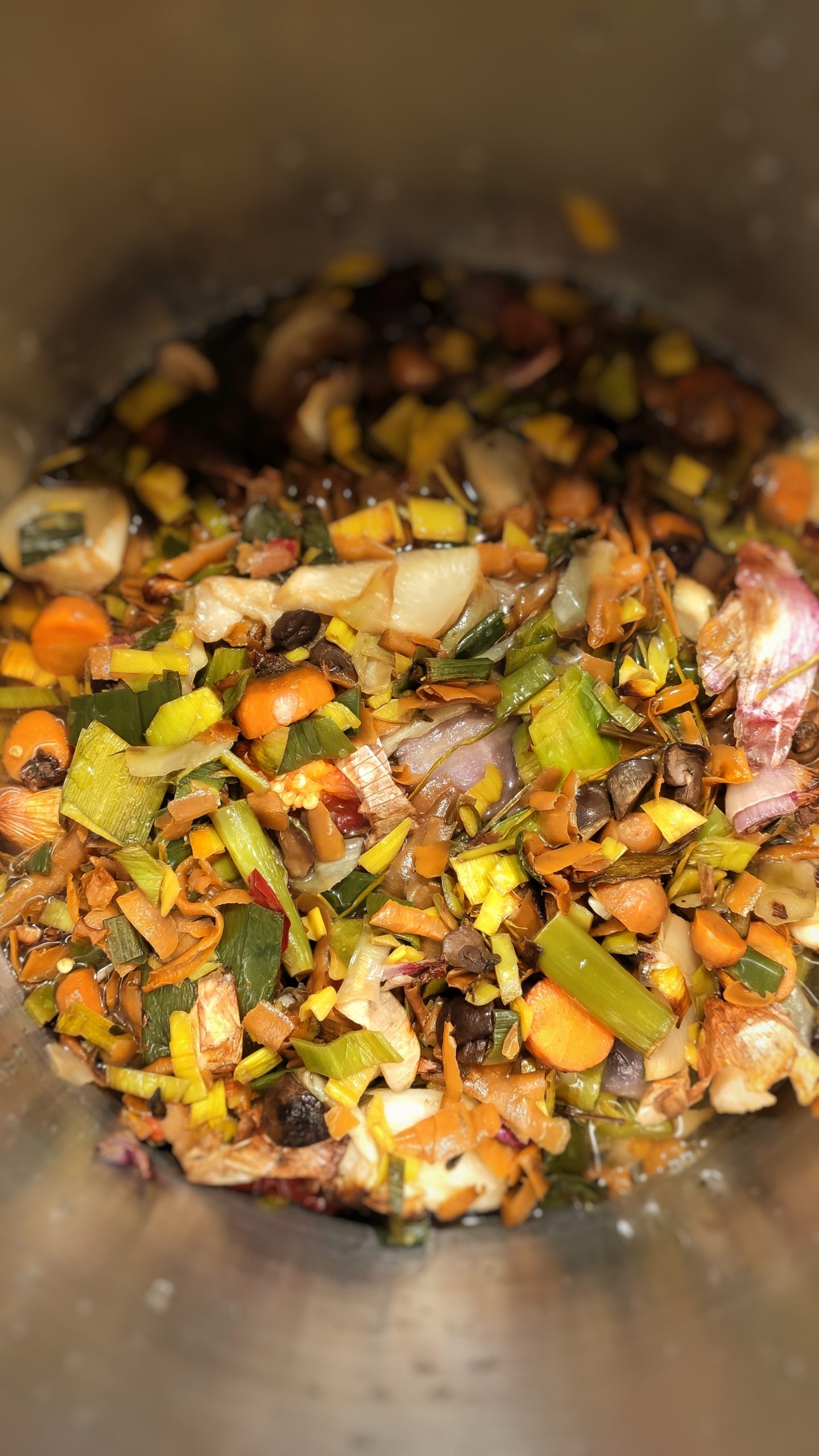 Bouillon aus Gemüseresten/ Rüstabfällen Jomnomnom RezeptVideos