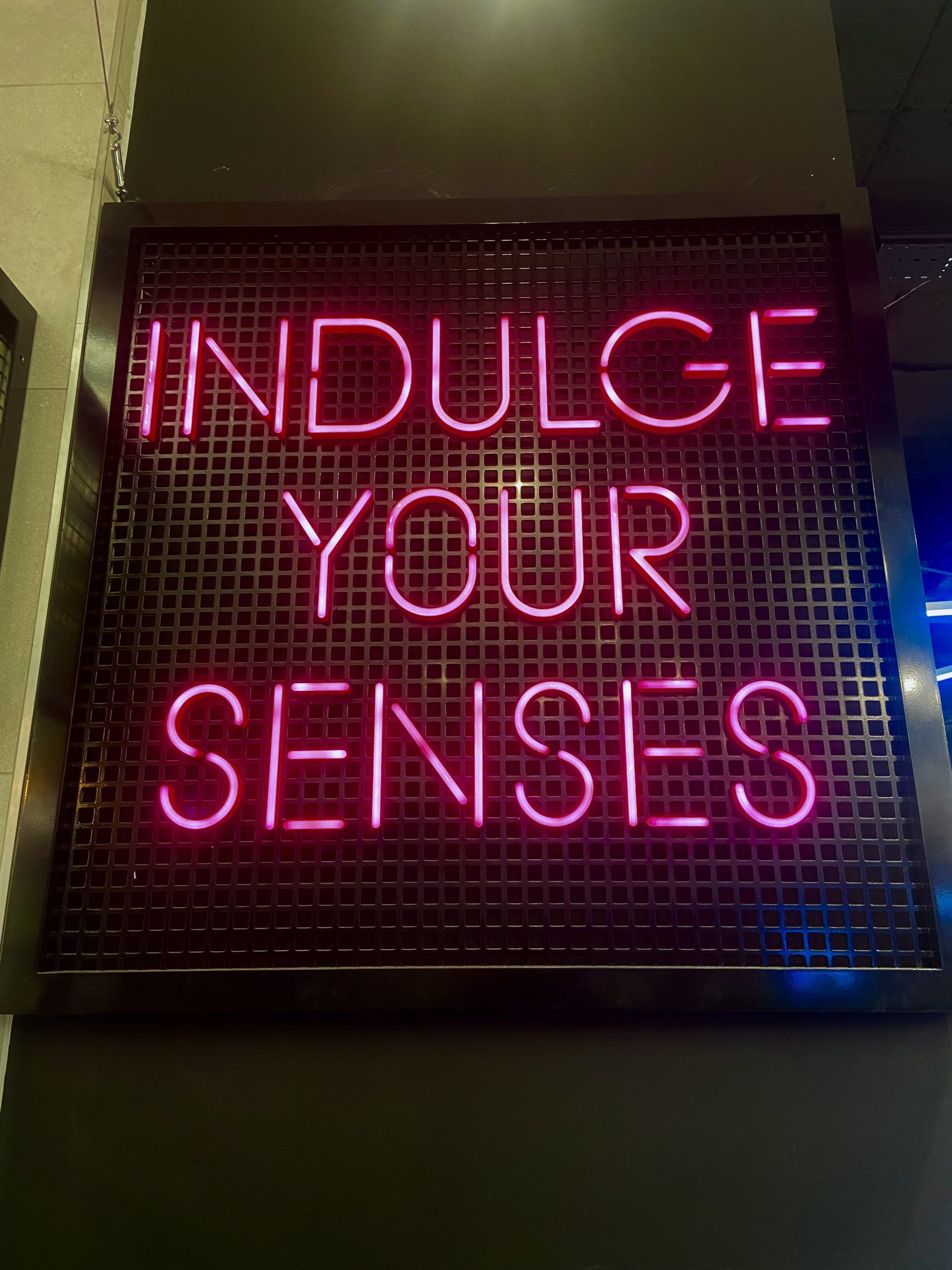 Creams Café Jonsigns