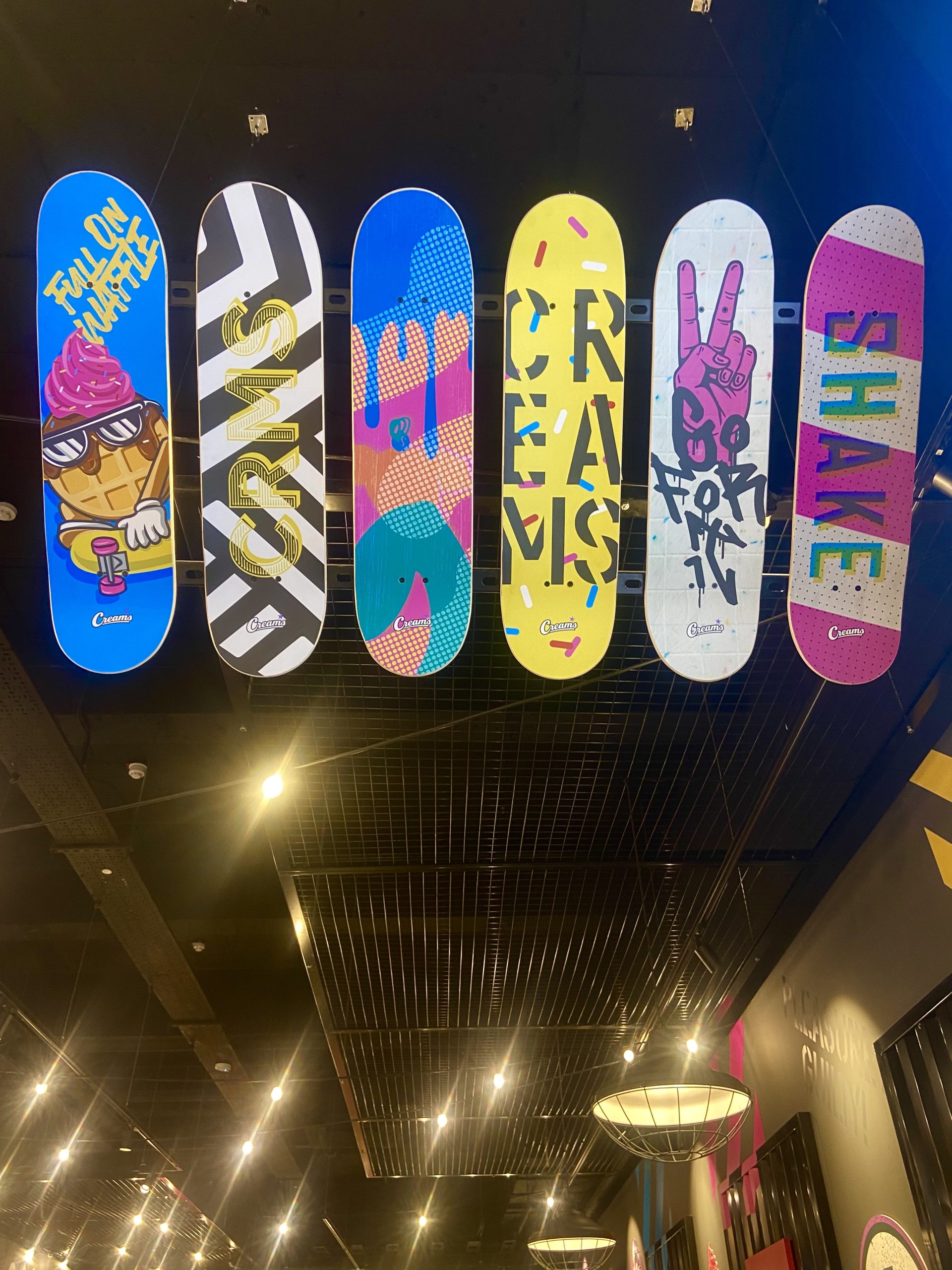 Creams Café Jonsigns