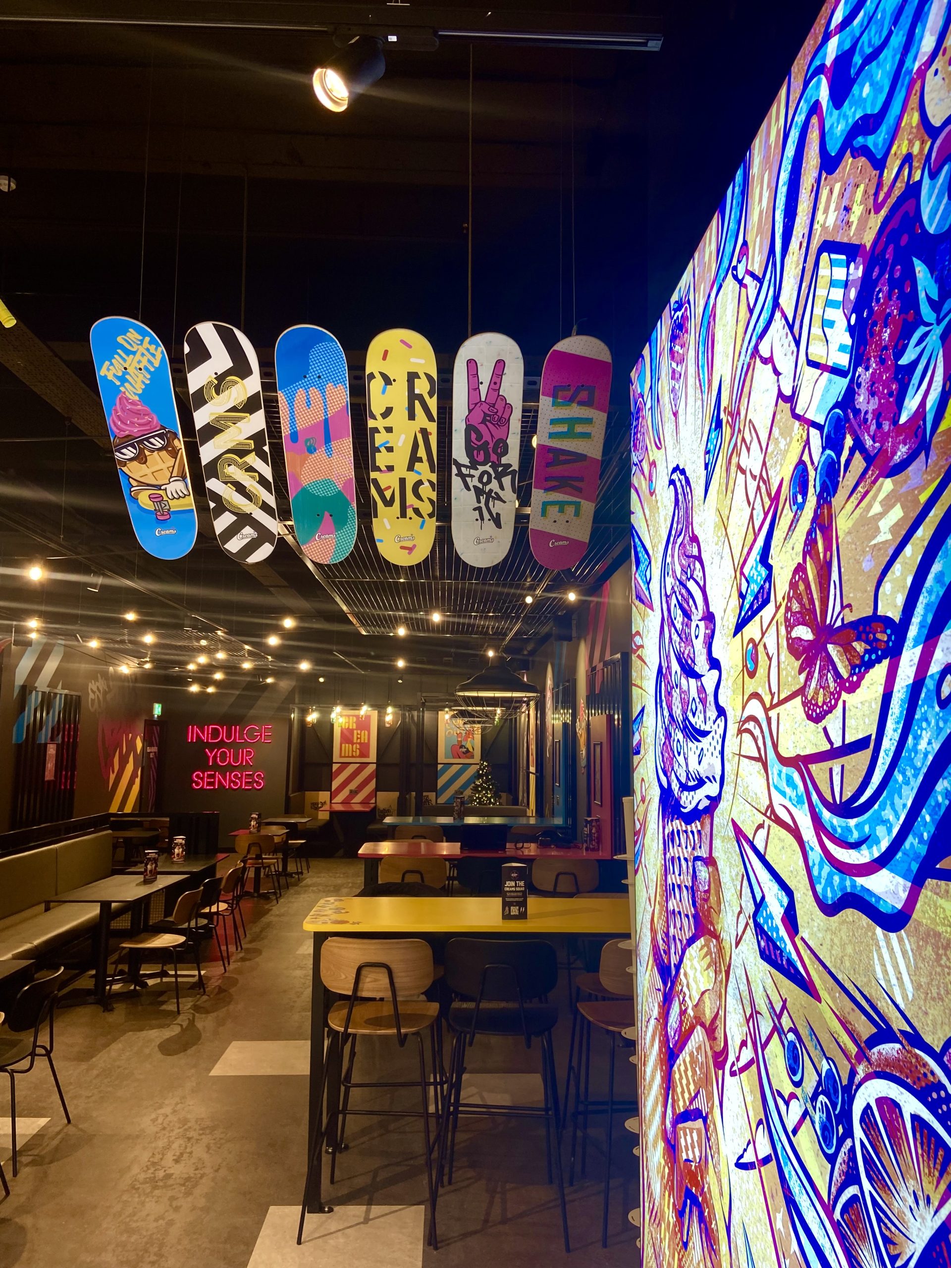 Creams Café Jonsigns