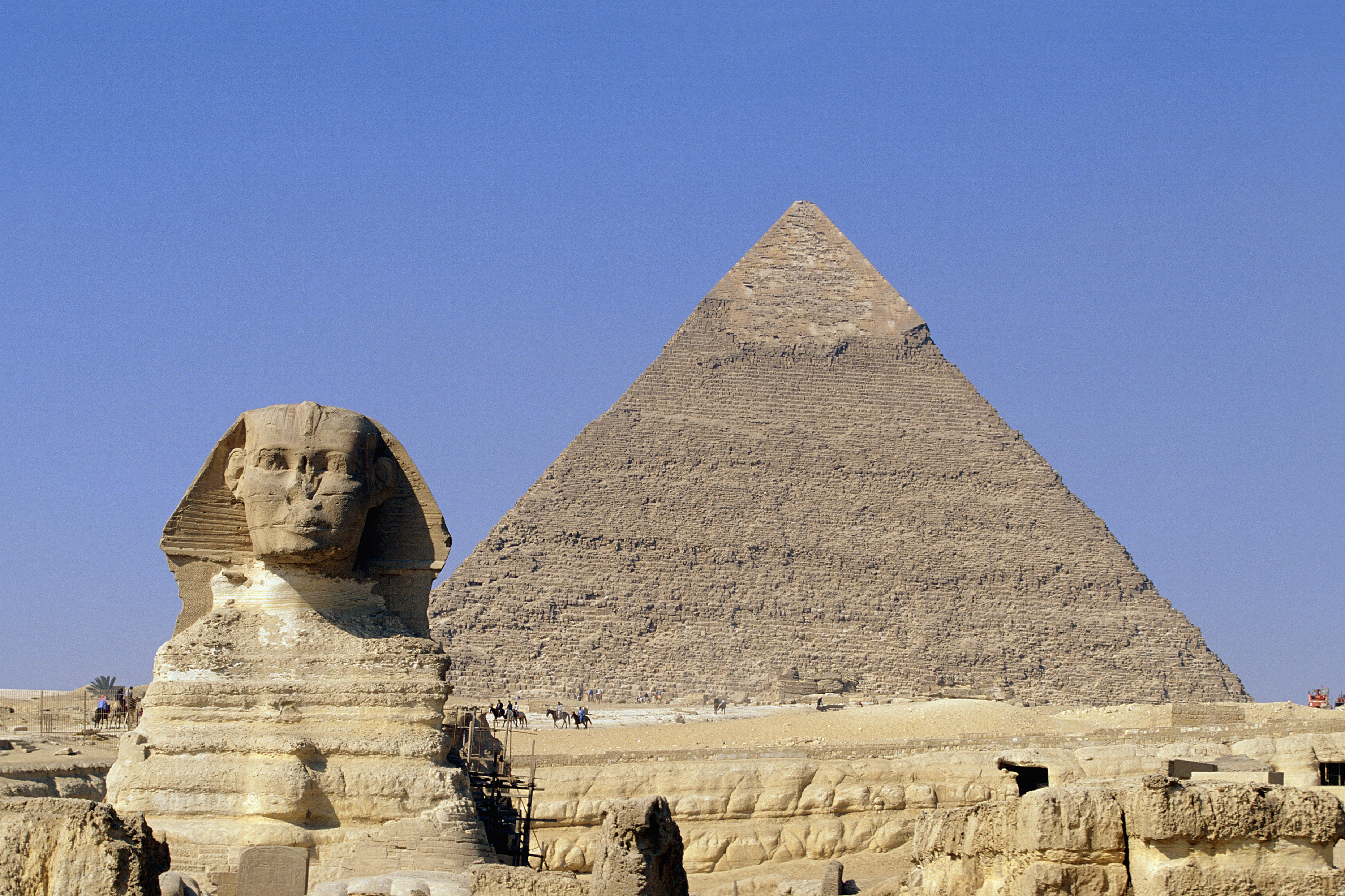 Les auteurs de «La révélation des pyramides» Journal Métro