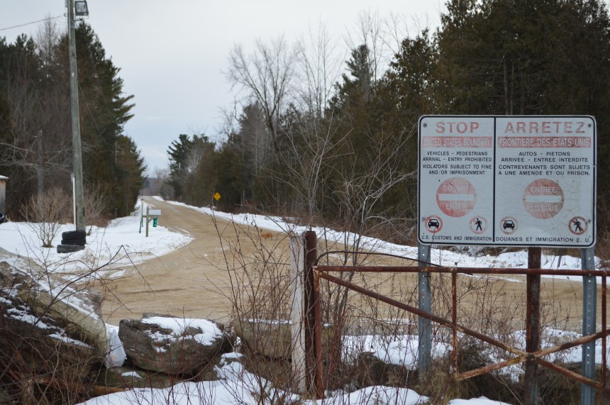 SaintBernarddeLacolle des centaines de réfugiés traversent illégalement la frontière à pied