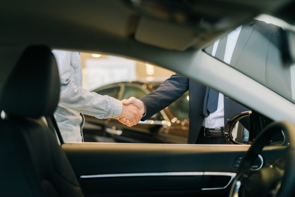 車の買い替え時の「任意保険」切り替えのタイミングと必要なものをチェック 乗り方選べるカーリースはJoycal
