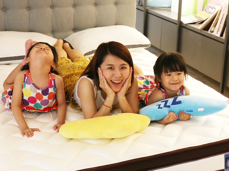 【健康 床墊▪美好 生活】睡眠王國 最貼心，健康 好 床不只划算 更有好禮；買義大利全牛皮休閒椅送掃 地機器人 !