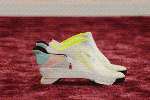 ナイキ ゴー フライイーズ 手を使わずに着脱可能な Nike GO Flyease が登場