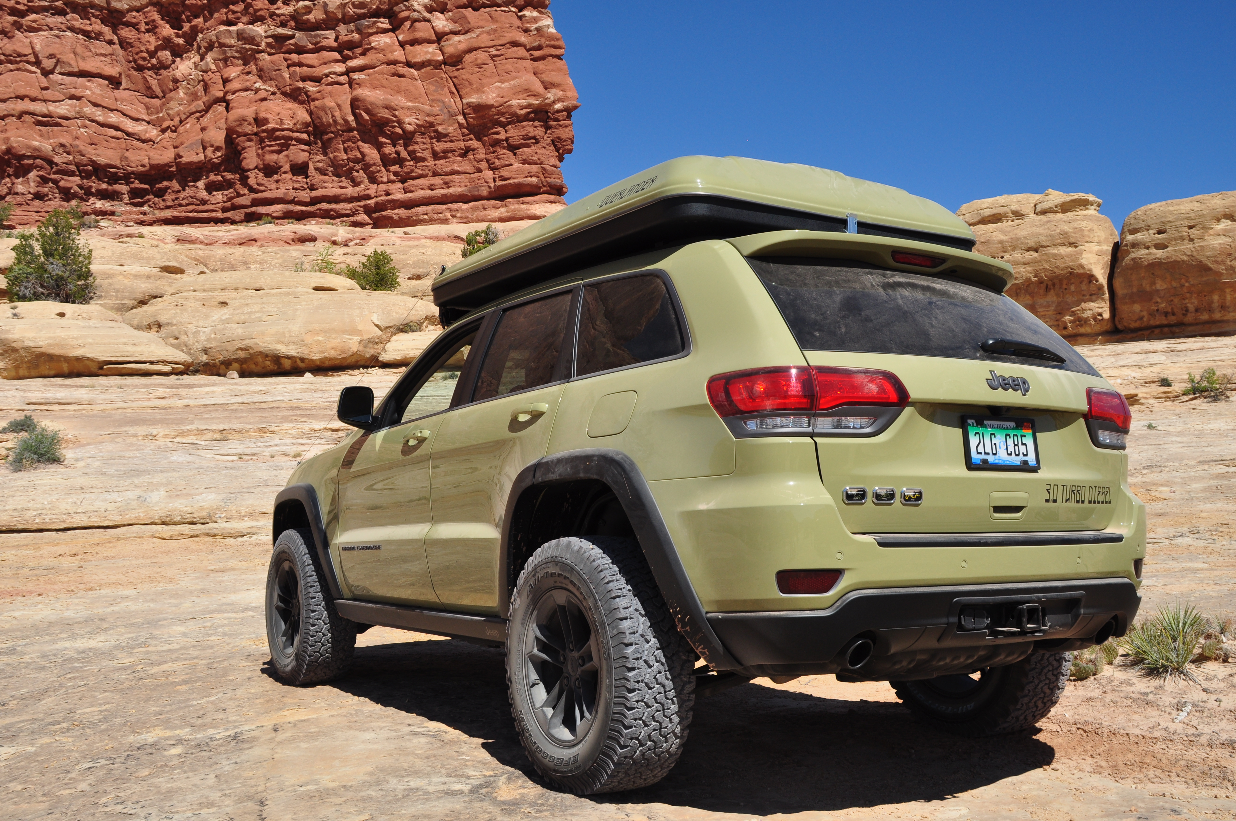 Camping Jeep Grand Cherokee camping distractiv
