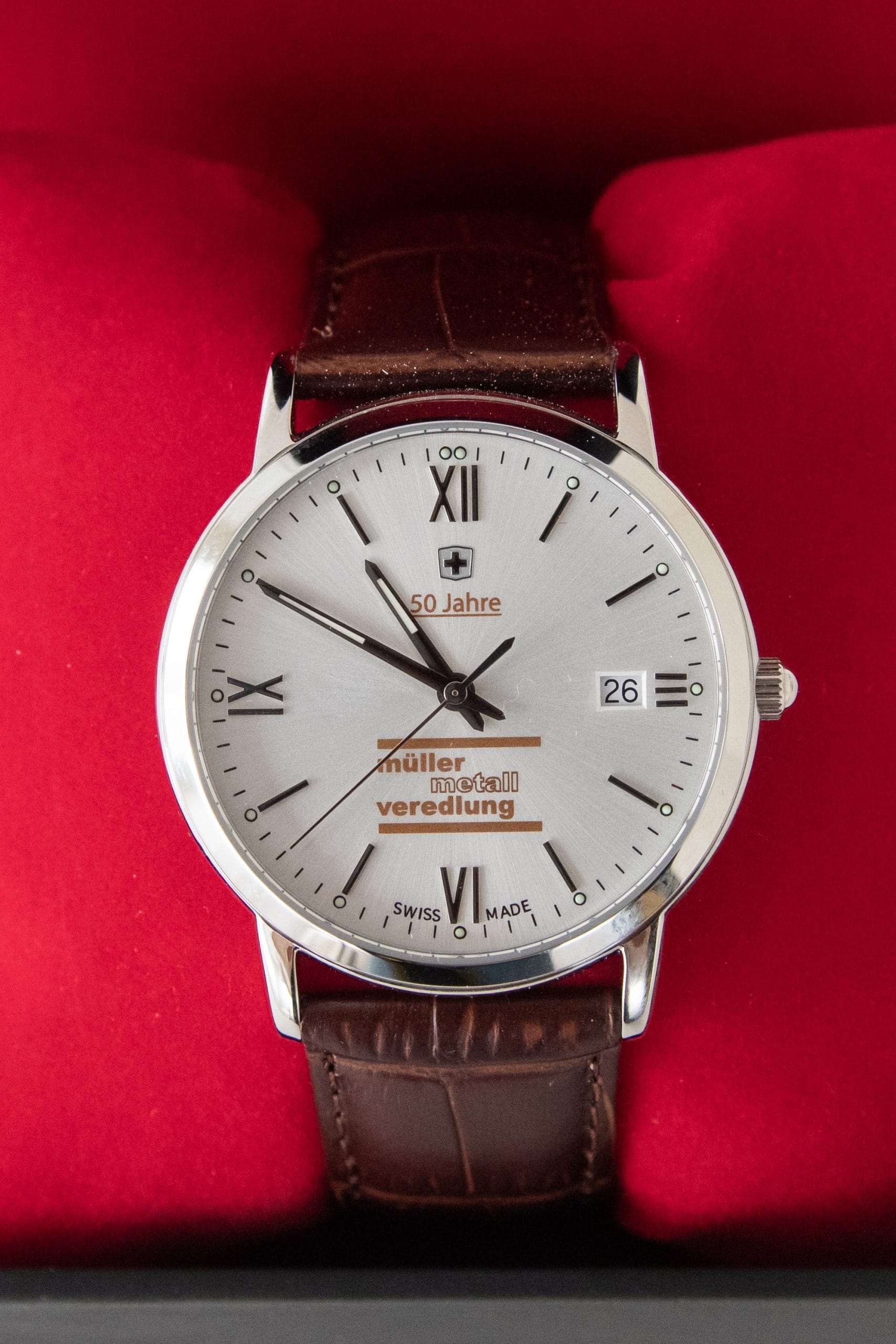 Uhr mit Ziffernblatt bedruckt mit Logo Juerg Siegrist Holding AG