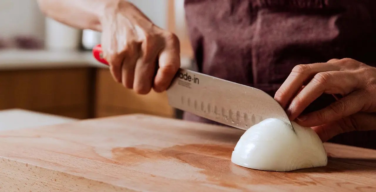 How to Cut Onion Into Wedges? Juicer Hunter