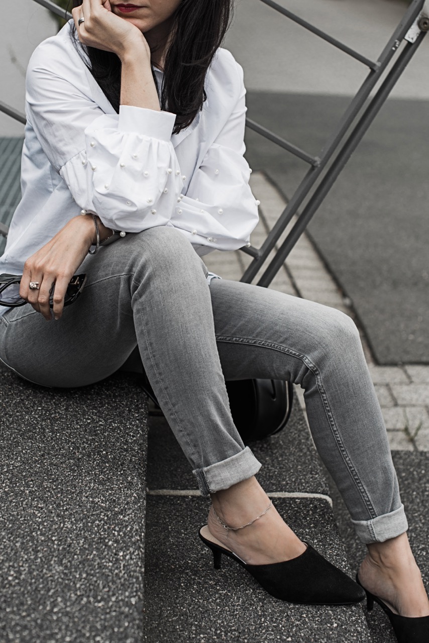 Outfit mit grauer skinny Jeans & Bluse mit Perlen Julies Dresscode