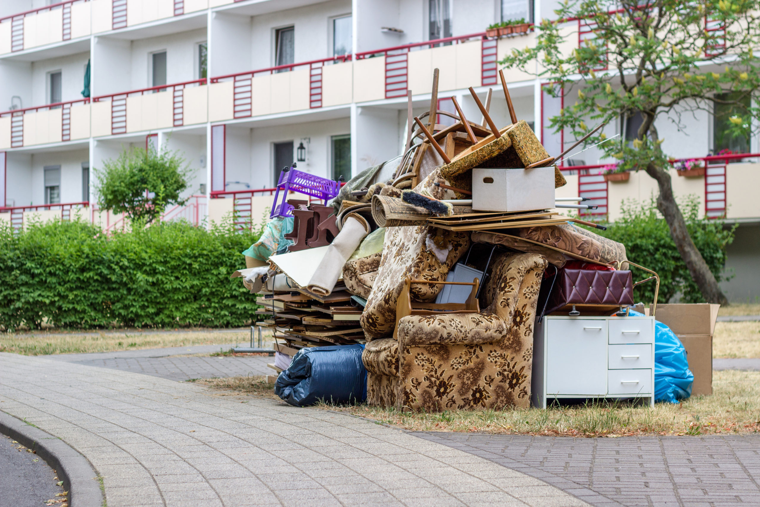 How Should You Dispose of Old Furniture? JunkAHaulics