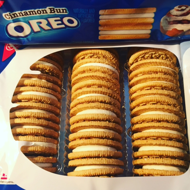 REVIEW Cinnamon Bun Oreos Junk Banter