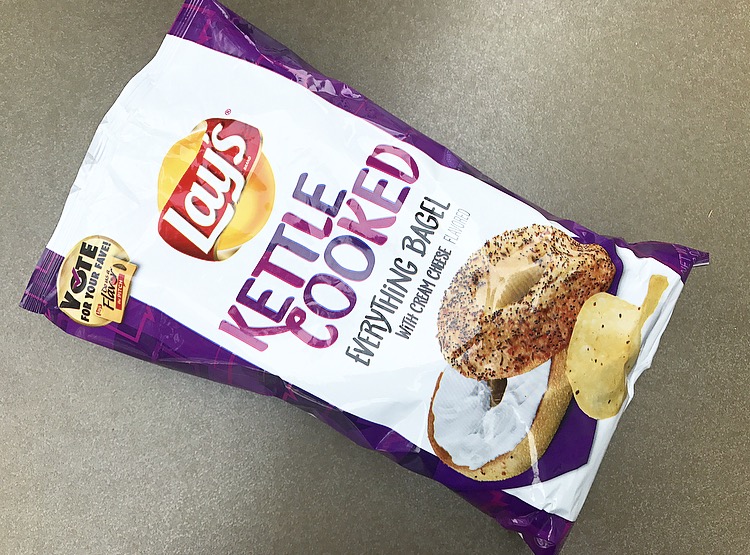REVIEW Lay's Kettle Cooked Everything Bagel with Cream Cheese Junk
