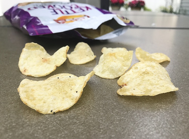 REVIEW Lay's Kettle Cooked Everything Bagel with Cream Cheese Junk