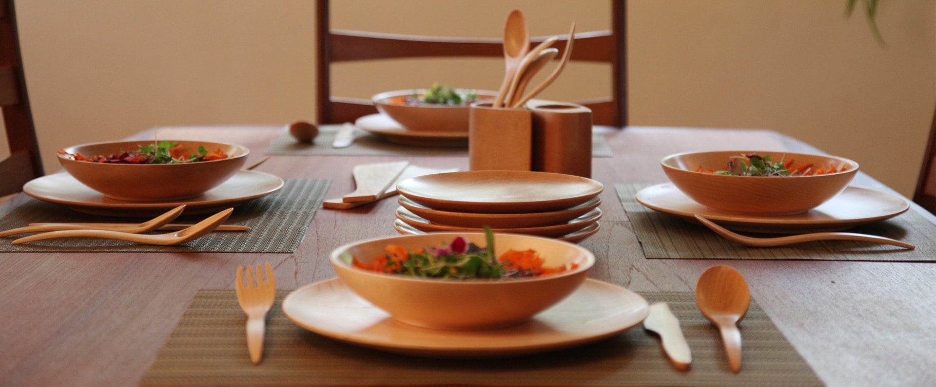 2 Complete Dinnerware Sets in Maple Wood JUstenbois