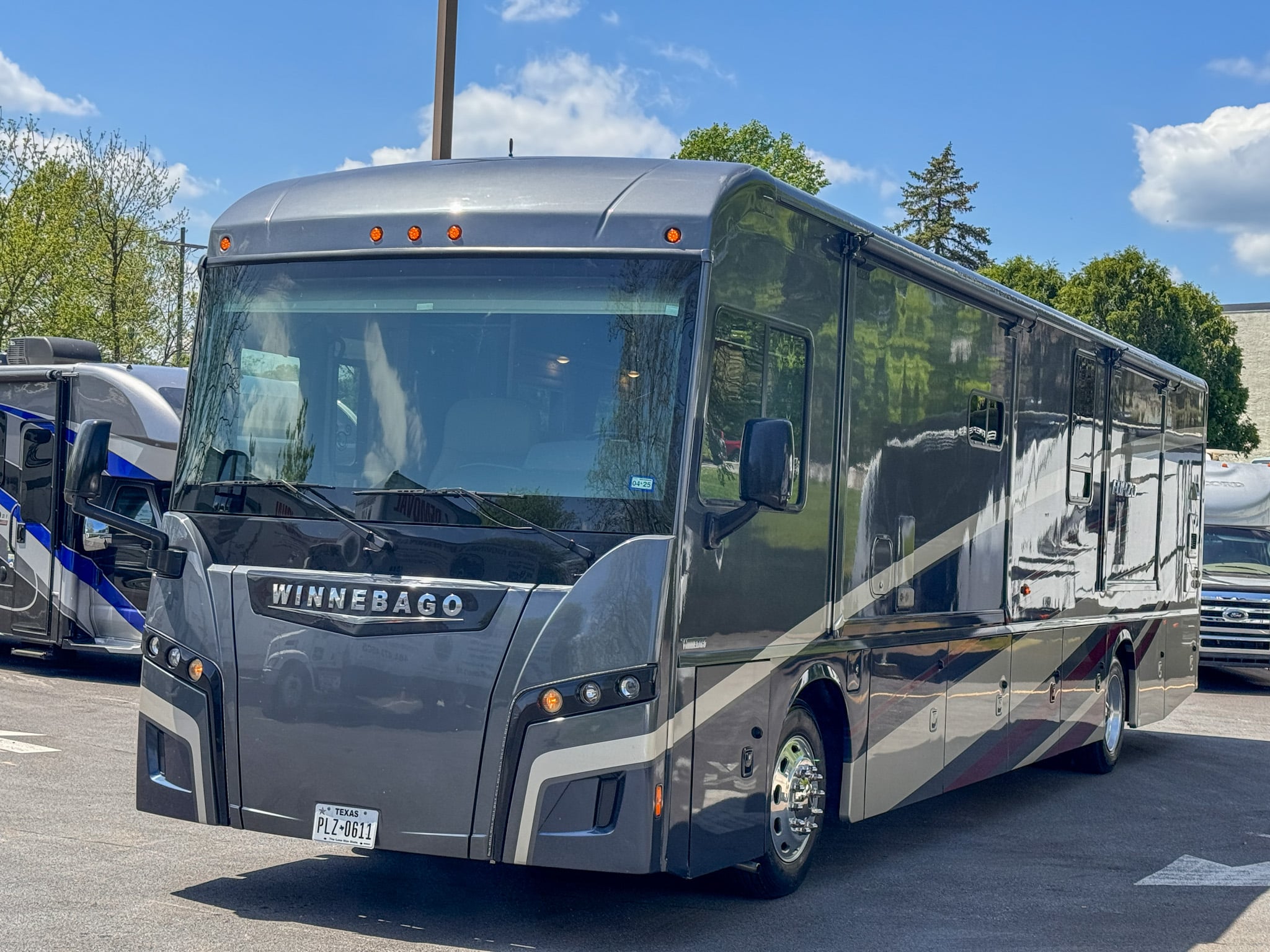 Winnebago Forza Luxury Diesel Pusher Bunkhouse & 2 full baths