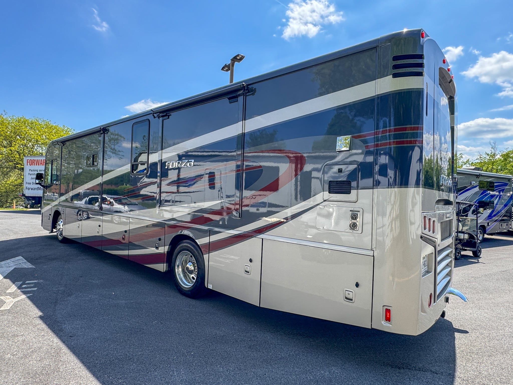 Winnebago Forza Luxury Diesel Pusher Bunkhouse & 2 full baths