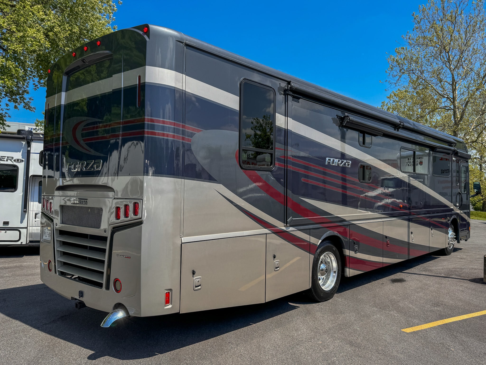 Winnebago Forza Luxury Diesel Pusher Bunkhouse & 2 full baths