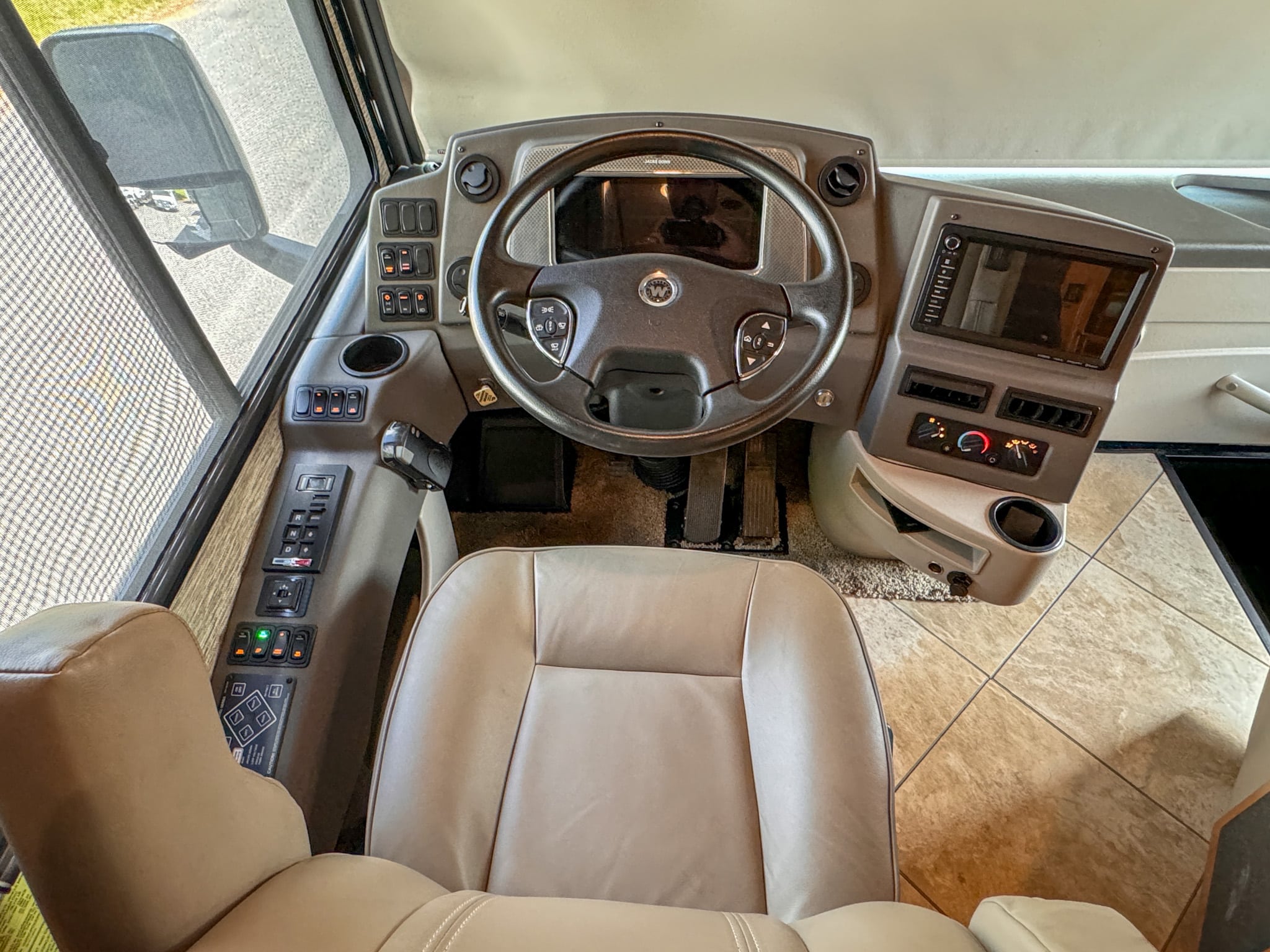 Winnebago Forza Luxury Diesel Pusher Bunkhouse & 2 full baths