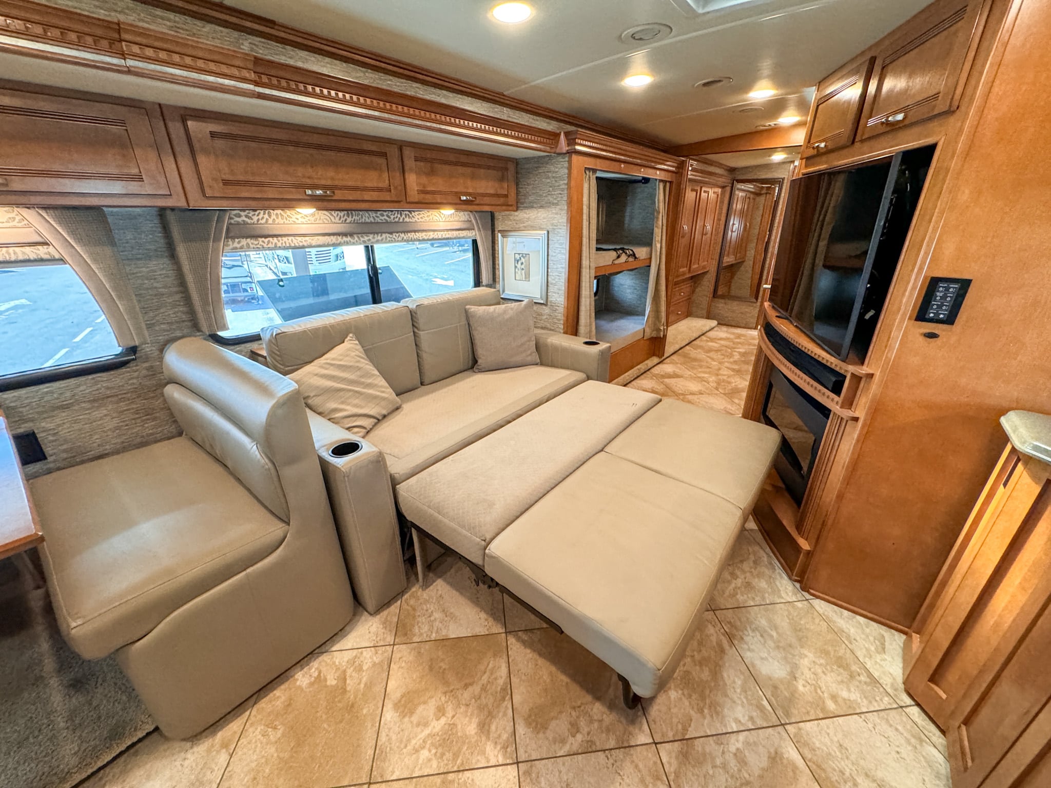 Winnebago Forza Luxury Diesel Pusher Bunkhouse & 2 full baths