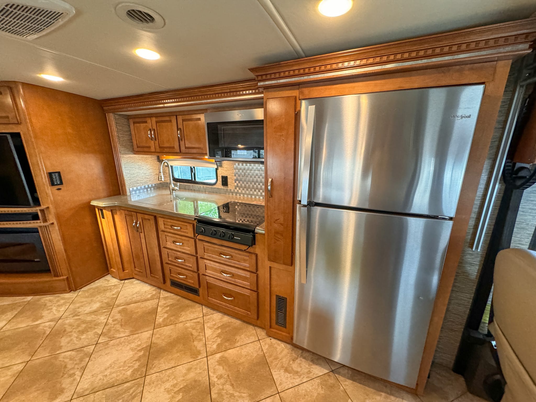 Winnebago Forza Luxury Diesel Pusher Bunkhouse & 2 full baths