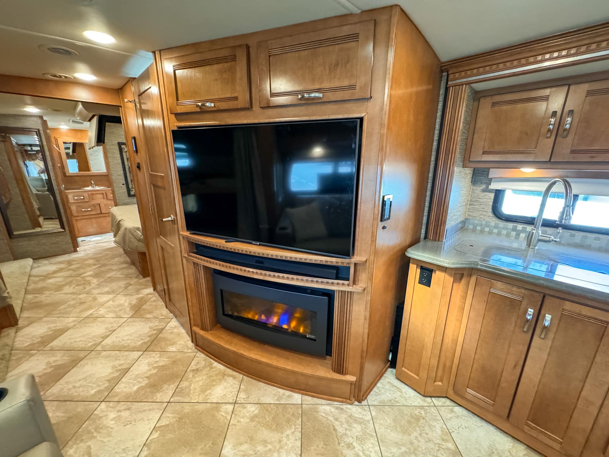 Winnebago Forza Luxury Diesel Pusher Bunkhouse & 2 full baths
