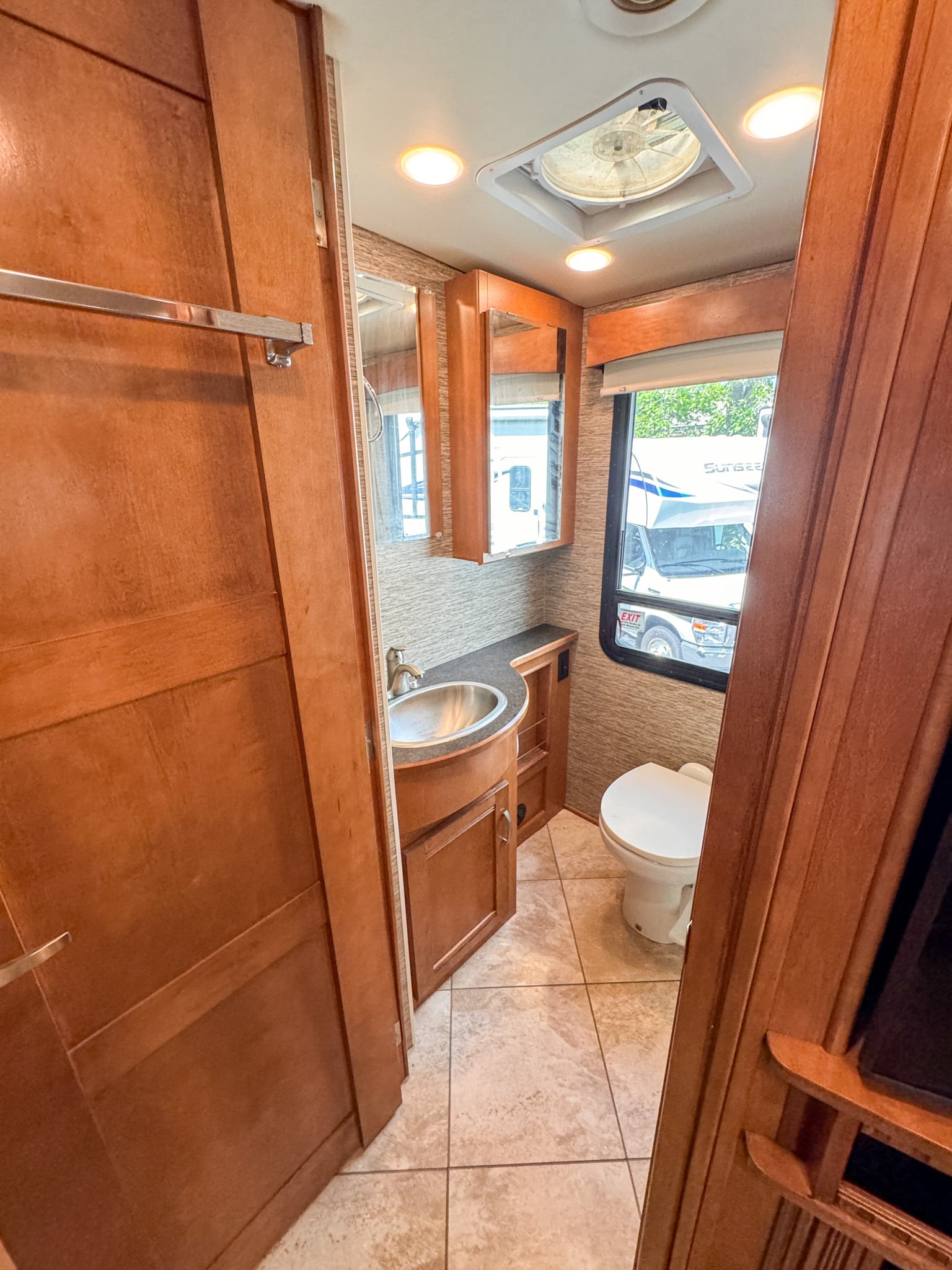 Winnebago Forza Luxury Diesel Pusher Bunkhouse & 2 full baths