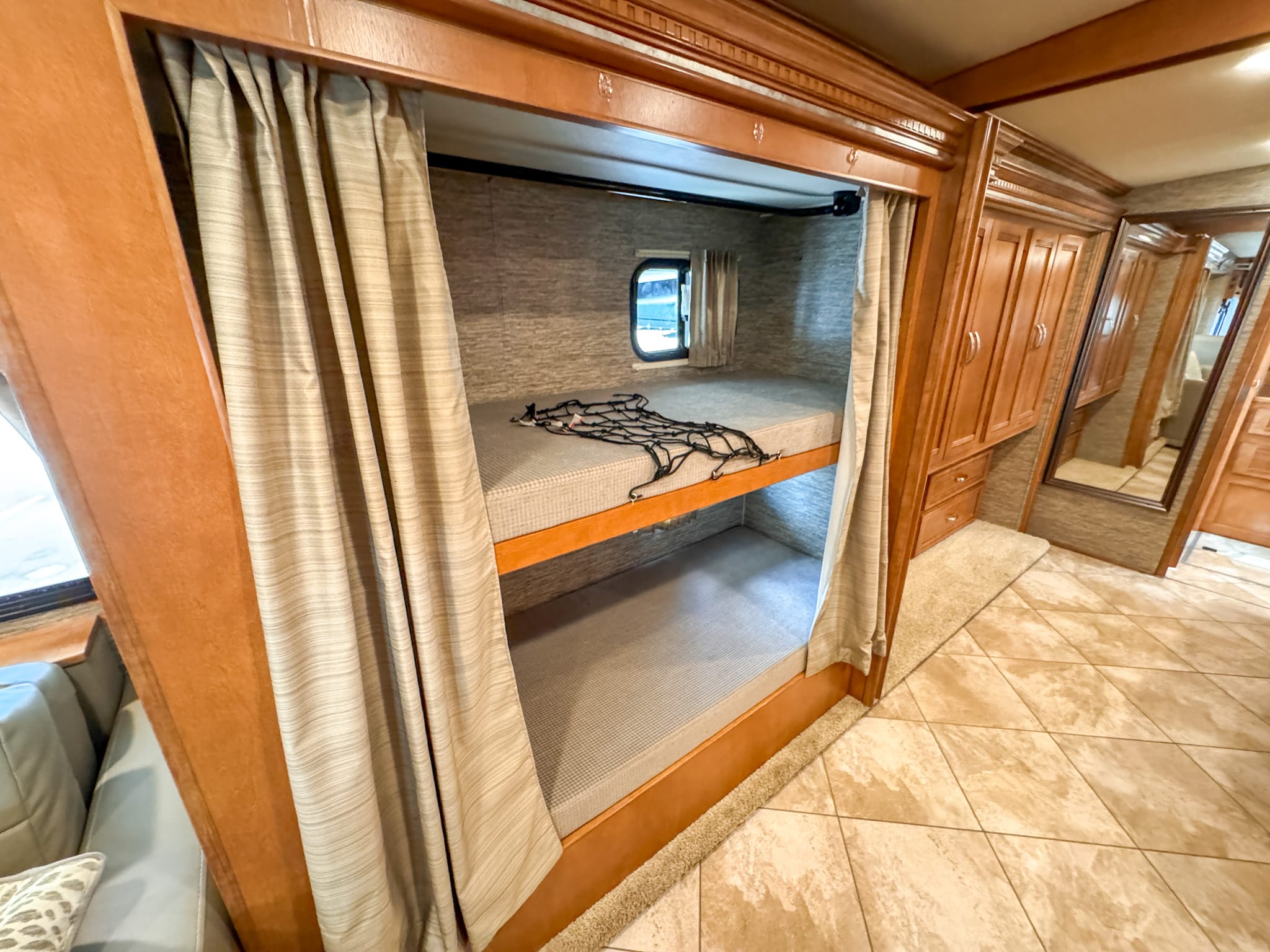 Winnebago Forza Luxury Diesel Pusher Bunkhouse & 2 full baths