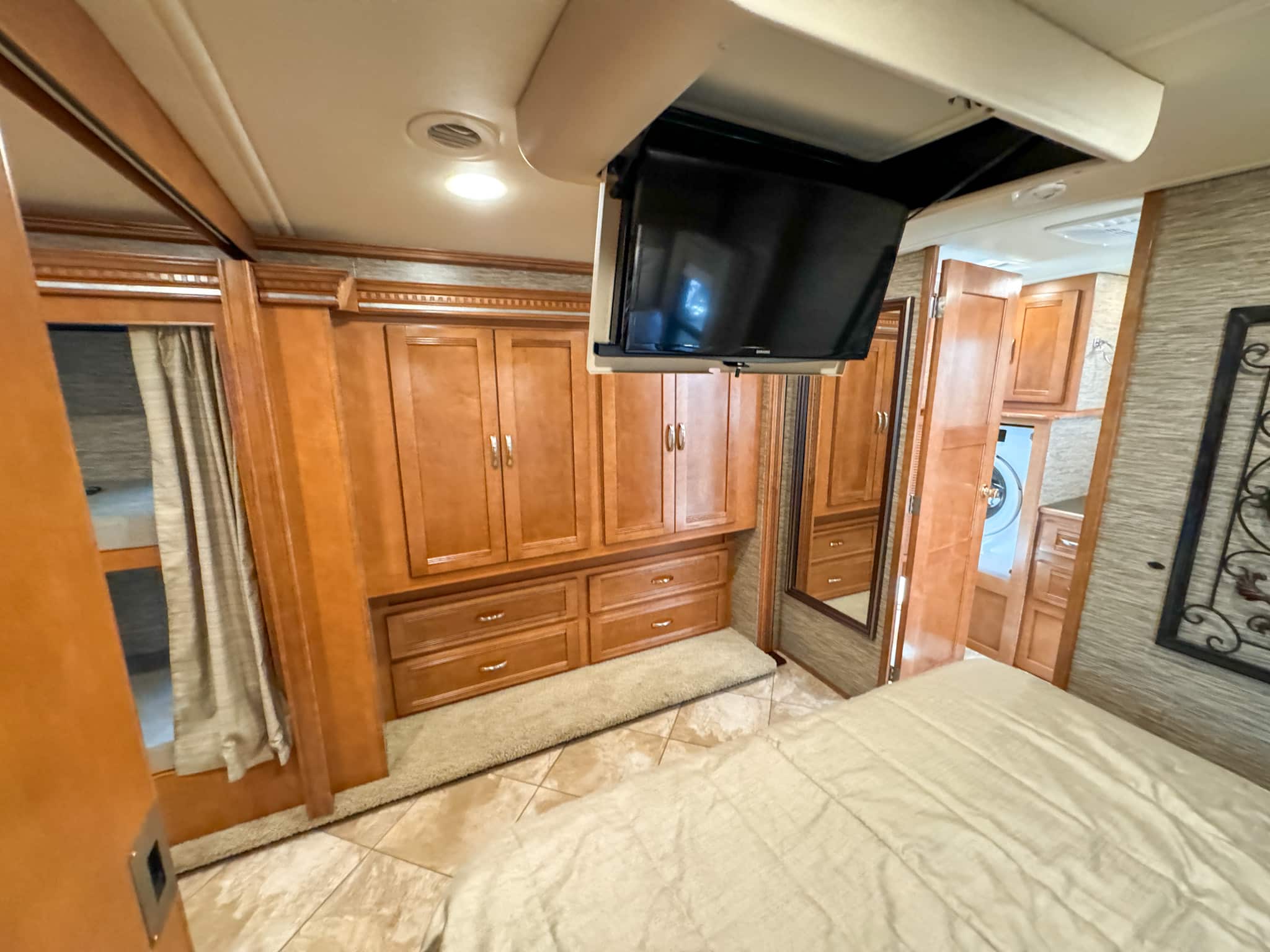 Winnebago Forza Luxury Diesel Pusher Bunkhouse & 2 full baths