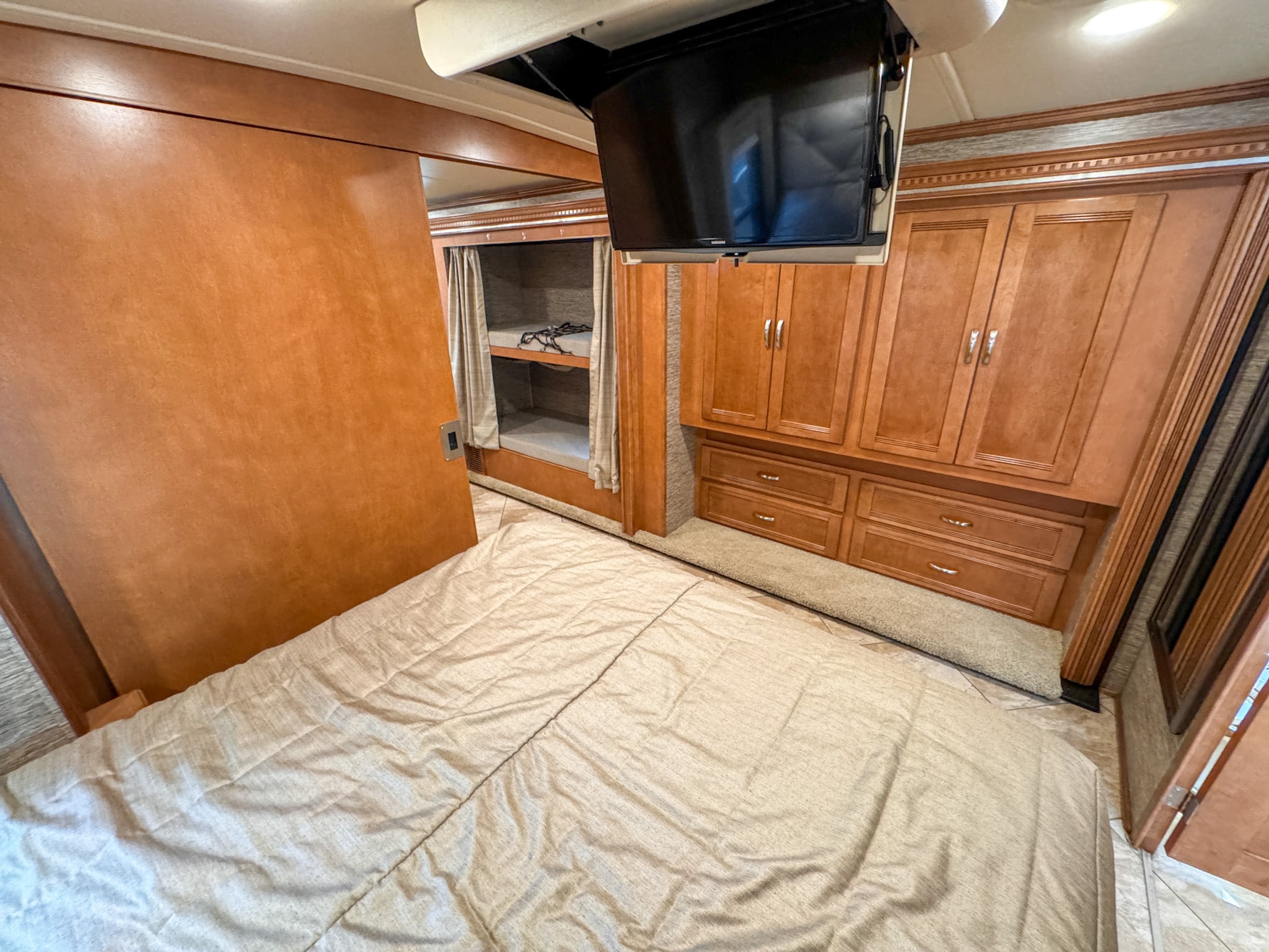 Winnebago Forza Luxury Diesel Pusher Bunkhouse & 2 full baths