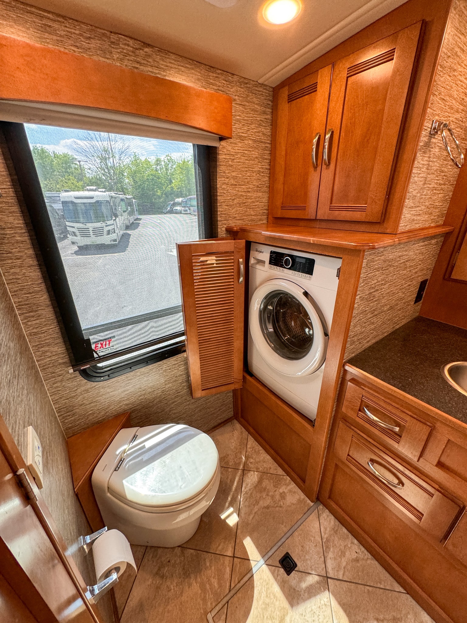 Winnebago Forza Luxury Diesel Pusher Bunkhouse & 2 full baths