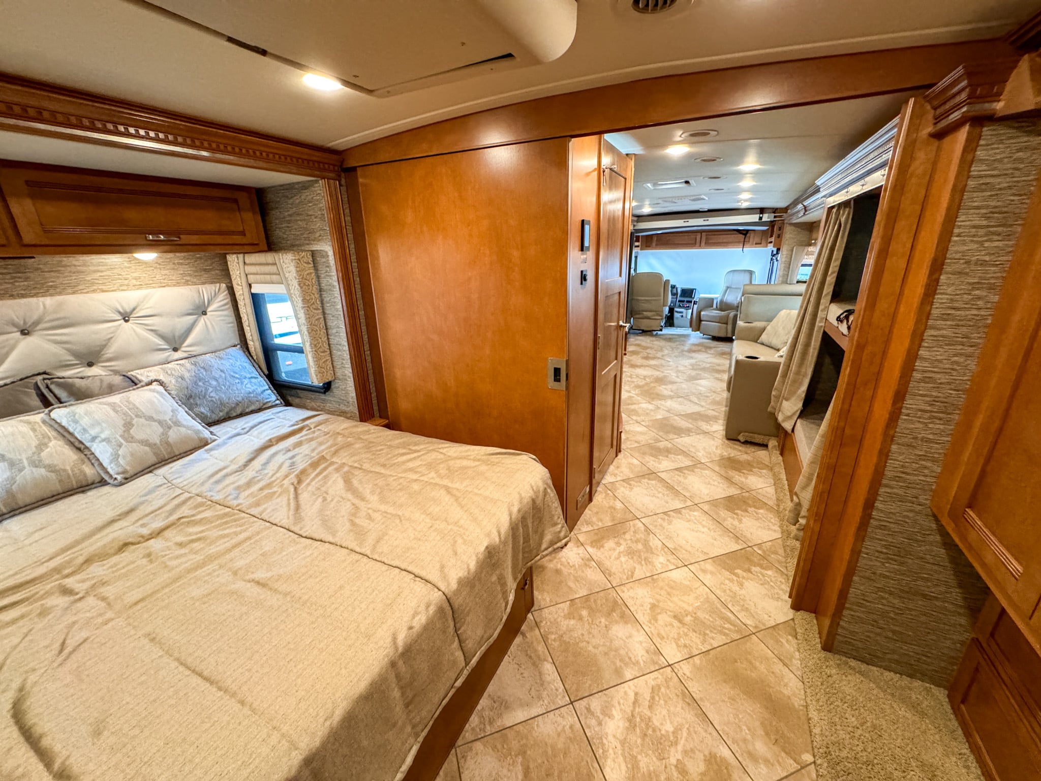 Winnebago Forza Luxury Diesel Pusher Bunkhouse & 2 full baths