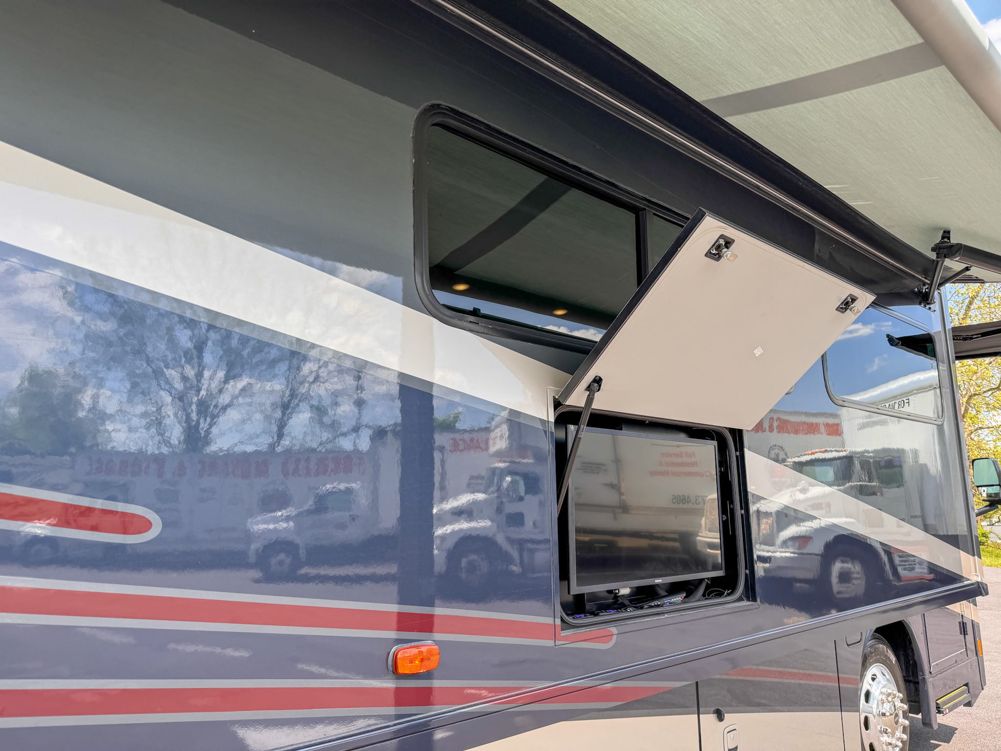 Winnebago Forza Luxury Diesel Pusher Bunkhouse & 2 full baths