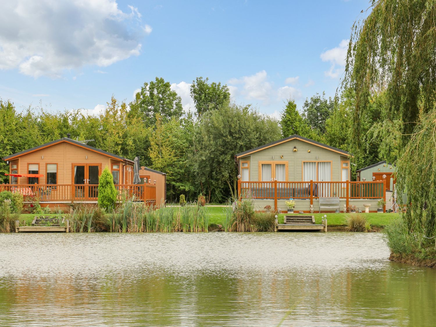 Wagtail Country Park in Lincolnshire. Luxury fishing lodges to rent.