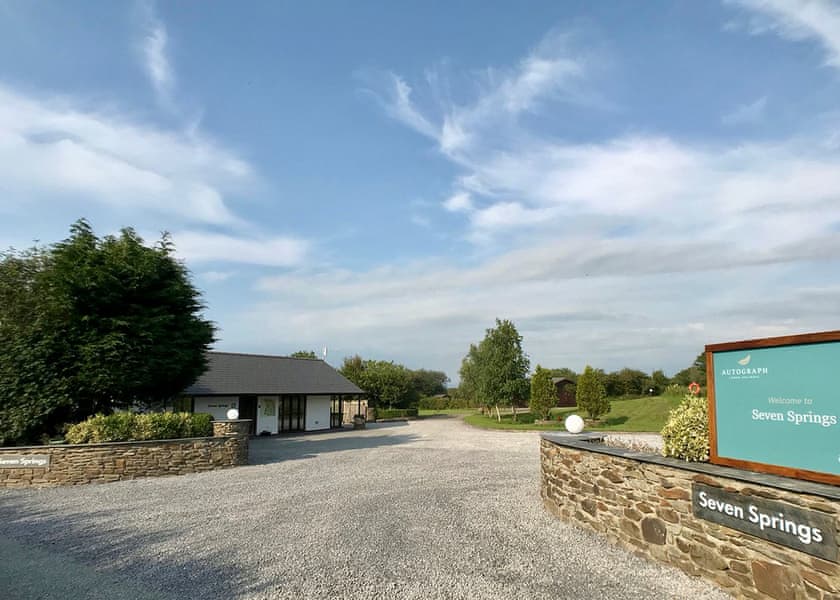 Seven Springs hot tub lodges for rent in Mid Wales