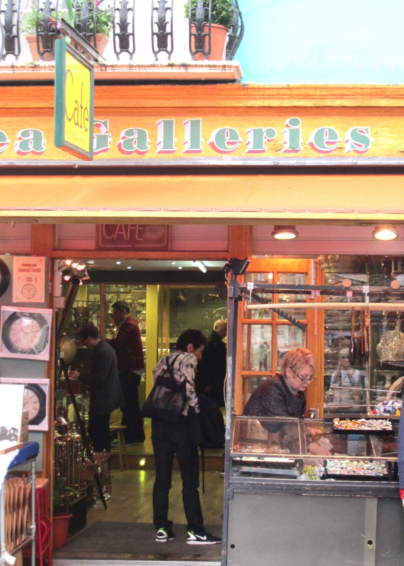 Cafe’, Portobello Road, London Just One Suitcase
