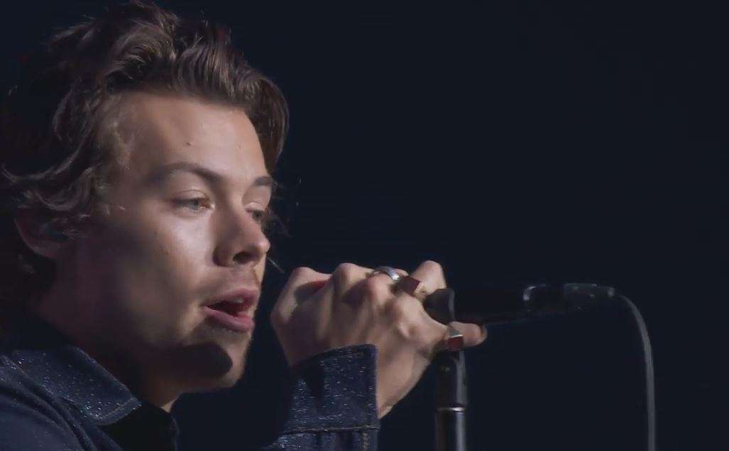 Harry Styles Performs "What Makes You Beautiful" to "Watermelon Sugar