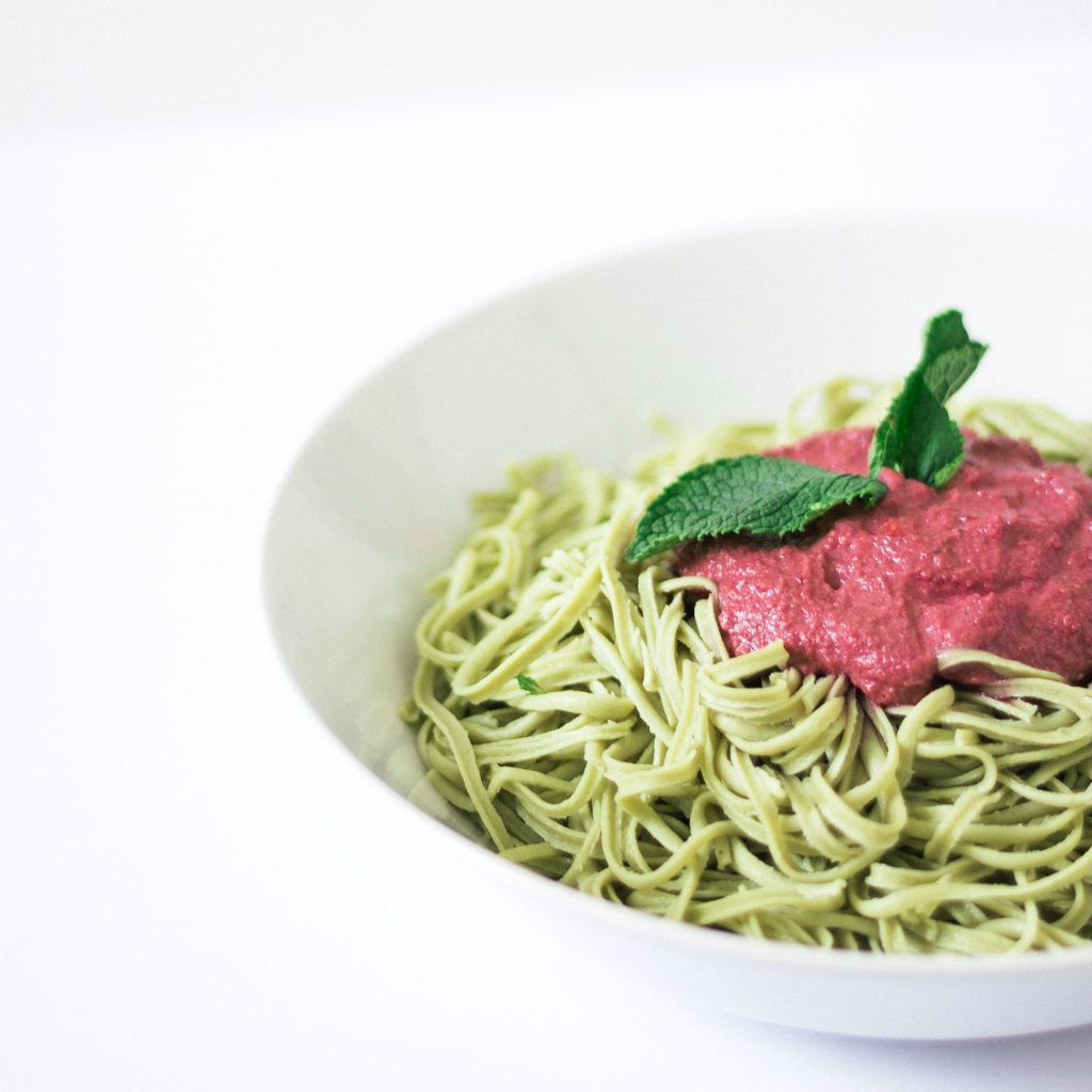 EDAMAME SPAGHETTI MIT ROTEBEETEMINZPESTO JUST TASTE