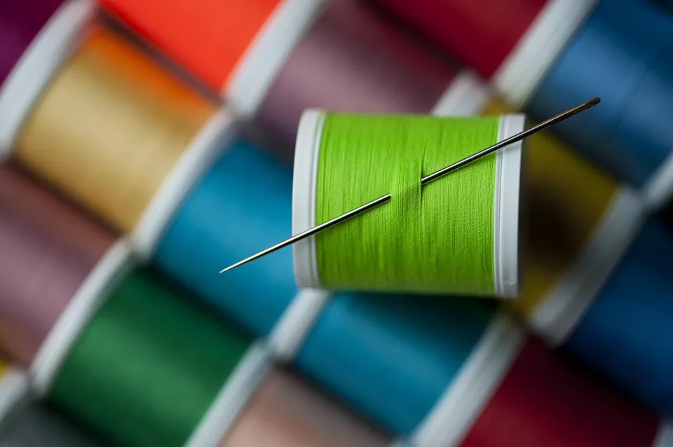 10 Best Sewing Threads Reviewed in Detail (Summer 2023)