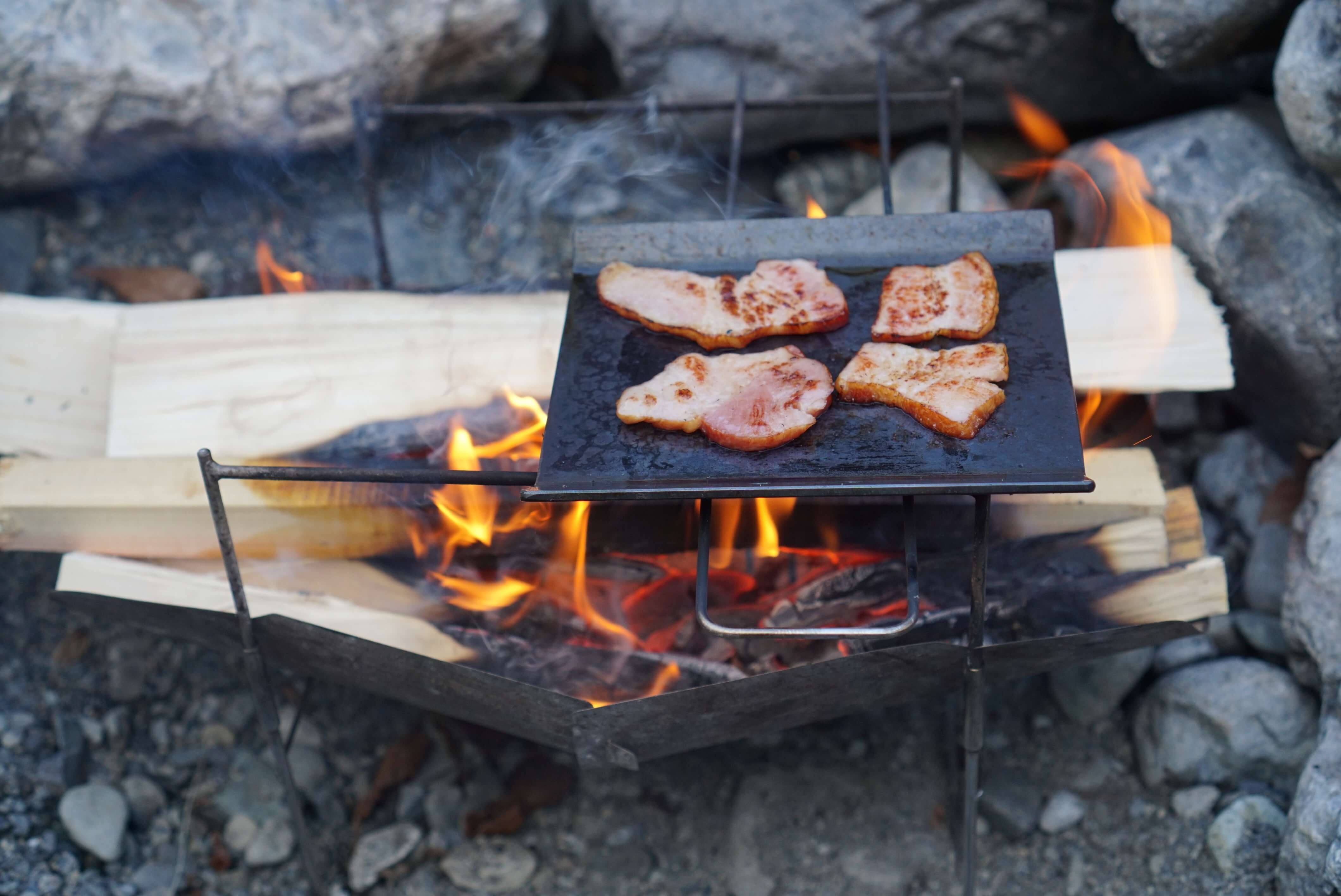 アウトドア野外鉄板 Woops Ironの中古/未使用品 - メルカリ 肉が食べたい！アウトドア野外鉄板 Woops Iron Solo Ul | ひとりキャンプと山道具