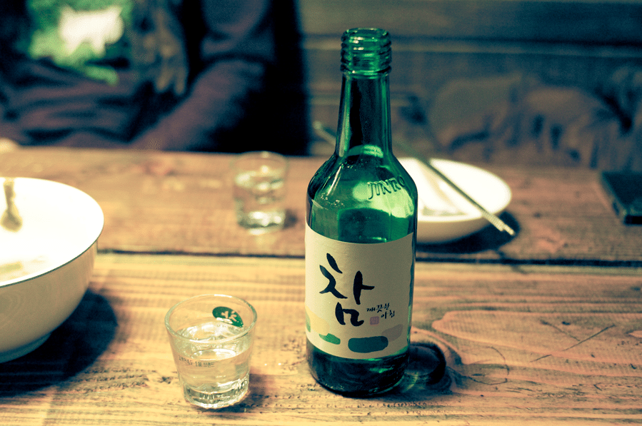 Le soju et le makgeolli, deux alcools emblématiques de la Corée du Sud