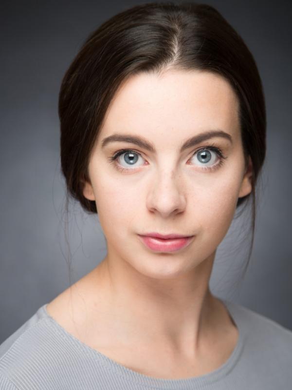 Abi Clarke danse avec ses parents sur la chanson Think About Things Vidéo